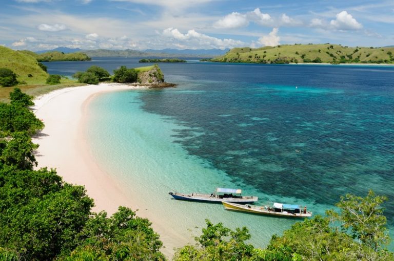 Pink Beach Labuan Bajo Joglo Wisata