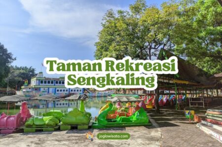 Sengkaling Malang, Taman Rekreasi Ramah Anak Super Lengkap! Malang bukan cuma kota sejuk di Jawa Timur, tapi juga destinasi favorit buat liburan seru. Wisata Malang terkenal dengan alamnya yang indah, kulinernya yang bikin nagih, dan tempat-tempat hits yang sayang buat dilewatkan. Suasana adem plus deretan tempat wisata keren bikin kota ini selalu jadi pilihan buat healing maupun liburan keluarga. Wisata Malang bukan cuma soal Kampung Warna-Warni atau Florawisata Santerra yang Instagramable. Ada banyak destinasi menarik yang cocok buat segala usia, termasuk taman rekreasi yang seru buat main air, eksplorasi, dan bersantai. Pilihannya pun super beragam, dari wisata alam, taman hiburan, sampai tempat bermain anak yang aman dan nyaman. Kalau kamu liburan bareng anak, destinasi yang punya wahana lengkap dan fasilitas ramah keluarga wajib masuk bucket list. Seru-seruan di tempat yang bisa bikin si kecil happy, sekaligus tetap nyaman buat orang tua, pastinya bikin liburan makin berkesan. Nah, ada satu taman rekreasi yang pas banget buat itu semua! Daya Tarik Wisata Sengkaling Malang Wisata Sengkaling Malang adalah destinasi yang pas buat kamu yang suka seru-seruan bareng keluarga. Tempat ini punya wahana permainan lengkap, mulai dari kolam renang, taman bermain, hingga wahana air yang bikin betah seharian. Salah satu daya tarik utamanya adalah Kolam Pesona Primitif yang punya konsep unik dengan patung hewan raksasa, bikin pengalaman berenang jadi lebih menyenangkan. Ada juga wahana Kano dan Sepeda Air yang bisa kamu coba buat keliling danau buatan sambil menikmati suasana asri di sekitarnya. Selain wahana air, wisata Sengkaling Malang juga punya taman hijau luas dengan berbagai spot foto menarik. Kamu bisa santai di bawah pepohonan rindang atau menjelajahi taman yang dihiasi berbagai patung dan dekorasi unik. Kalau suka tantangan, coba deh wahana outbound yang seru buat mengasah keberanian dan kekompakan. Setelah puas bermain, jangan lupa mampir ke area kuliner yang menyajikan berbagai makanan enak khas Malang. Kombinasi wahana seru, suasana sejuk, dan fasilitas lengkap bikin Sengkaling Malang jadi tempat liburan favorit yang wajib masuk wishlist kamu! Tiket Masuk Sengkaling Malang Buat kamu yang penasaran, “tiket masuk Sengkaling berapa sih?” Tenang, harganya ramah di kantong dan sepadan dengan semua keseruan yang ditawarkan. Dengan satu tiket, kamu sudah bisa menikmati berbagai wahana air, taman bermain, dan spot-spot keren di dalam area wisata. Ada juga paket tiket khusus yang memungkinkan kamu menikmati lebih banyak wahana tanpa perlu bayar tambahan. Cocok banget buat liburan bareng keluarga atau sahabat tanpa takut kantong jebol. Selain itu, wisata Sengkaling Malang sering kasih promo menarik, terutama saat liburan sekolah atau hari besar. Biar nggak ketinggalan, cek dulu info harga terbaru lewat situs resminya atau media sosial mereka. Tiket bisa dibeli langsung di loket atau secara online buat menghindari antri panjang. Dengan harga yang bersahabat dan fasilitas super lengkap, nggak heran kalau tempat ini selalu jadi destinasi favorit buat seru-seruan bareng orang tersayang! Wahana Sengkaling Malang Kalau kamu penasaran, “wahana apa saja di Sengkaling?” Jawabannya, banyak banget! Tempat ini punya wahana air seru seperti Kolam Pesona Primitif dengan konsep unik dan patung hewan raksasa yang bikin suasana makin menarik. Ada juga Kolam Kapal Misteri, tempat kamu bisa berenang sambil menikmati replika kapal besar yang ikonik. Buat yang suka tantangan, coba deh naik Sepeda Air atau Kano di danau buatan. Sensasi mengayuh di atas air sambil menikmati pemandangan sekitar pasti bikin liburan kamu makin seru. Nggak cuma wahana air, “apa saja wahana di Sengkaling” yang bisa kamu coba? Ada taman bermain luas dengan berbagai permainan seru, seperti komidi putar, kora-kora, dan boom-boom car. Buat yang suka tantangan, wahana outbound bisa jadi pilihan buat uji adrenalin. Kalau mau lebih santai, jalan-jalan di area hijau dengan banyak spot foto keren juga nggak kalah asyik. Lengkapnya pilihan wahana di wisata Sengkaling Malang bikin tempat ini cocok buat semua usia, dari anak-anak sampai orang dewasa! Lokasi Wisata Sengkaling Malang Buat kamu yang belum pernah ke sini, mungkin penasaran, *Sengkaling masuk desa apa?* Lokasinya ada di Desa Sengkaling, Kecamatan Dau, Kabupaten Malang. Posisinya strategis banget, ada di jalur utama yang menghubungkan Kota Malang dan Batu. Aksesnya gampang, baik pakai kendaraan pribadi maupun transportasi umum. Suasana sekitar juga masih asri, bikin perjalanan ke sana jadi nyaman dan menyenangkan. Wisata Sengkaling Malang nggak cuma mudah dijangkau, tapi juga dikelilingi banyak tempat menarik. Ada deretan kafe hits, penginapan nyaman, sampai pusat oleh-oleh khas Malang yang bisa kamu kunjungi setelah puas bermain. Kalau datang pagi, udara sejuk khas pegunungan bakal bikin pengalaman liburan makin maksimal. Lokasi yang strategis dan suasana yang mendukung bikin Sengkaling jadi destinasi favorit keluarga buat liburan seru tanpa ribet! Jam Buka Sengkaling Malang Buat yang udah nggak sabar buat liburan, pasti penasaran, *Sengkaling Malang buka jam berapa?* Tempat rekreasi ini siap menyambut kamu setiap hari, termasuk akhir pekan dan hari libur nasional. Dengan jam operasional yang cukup panjang, kamu punya banyak waktu buat menikmati semua wahana tanpa terburu-buru. Datang lebih awal bisa jadi pilihan terbaik biar bisa puas eksplorasi dan menikmati suasana sejuk di pagi hari. Selain itu, penting juga tahu *Sengkaling Malang tutup jam berapa* biar liburan kamu makin maksimal. Menjelang sore, suasana di sini makin asyik karena udara lebih adem dan lampu-lampu taman mulai menyala, bikin vibes-nya makin seru. Kalau masih betah, kamu bisa mampir ke area kuliner di sekitar Sengkaling buat wisata rasa setelah puas bermain. Jam operasional yang fleksibel bikin tempat ini jadi destinasi favorit buat liburan keluarga tanpa khawatir kehabisan waktu! Peraturan di Sengkaling Malang Sebelum seru-seruan di sini, ada baiknya kamu tahu peraturan yang berlaku biar liburan tetap nyaman. Salah satu pertanyaan yang sering muncul adalah, *apakah boleh membawa makanan ke Sengkaling?* Jawabannya, boleh! Kamu bisa bawa bekal sendiri dan menikmatinya di area yang sudah disediakan. Tapi pastikan tetap menjaga kebersihan ya, buang sampah di tempatnya agar lingkungan tetap asri dan nyaman buat semua pengunjung. Selain itu, ada beberapa aturan lain yang perlu diperhatikan, seperti tidak merusak fasilitas, tidak membawa hewan peliharaan, dan wajib mengikuti instruksi di setiap wahana. Keselamatan jadi prioritas, jadi pastikan kamu menaati semua aturan demi pengalaman liburan yang seru tanpa hambatan. Dengan tertib mengikuti peraturan, wisata Sengkaling Malang bisa terus jadi tempat rekreasi yang aman dan menyenangkan buat semua orang! CTA Liburan ke wisata Sengkaling Malang bakal lebih seru kalau semua persiapan sudah matang. Nggak cuma soal tiket dan transportasi, tapi juga itinerary biar nggak ada waktu terbuang sia-sia. Biar nggak ribet, kamu bisa liburan lebih santai dengan paket wisata yang udah diatur semuanya. Nggak perlu mikirin antre tiket, cari tempat makan, atau bingung pilih destinasi lain setelah puas main di Sengkaling. Buat yang pengen liburan praktis tanpa drama, Joglo Wisata siap kasih pengalaman jalan-jalan yang nyaman dan seru. Itinerary lengkap, transportasi aman, plus destinasi wisata terbaik yang bisa kamu eksplor tanpa ribet. Nggak perlu pusing urus semuanya sendiri, tinggal fokus menikmati liburan. Yuk, wujudkan liburan impian ke Sengkaling Malang bareng Joglo Wisata!